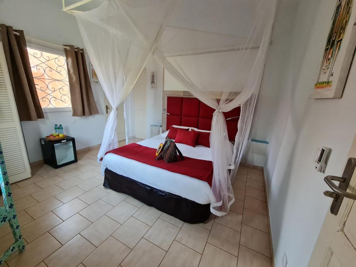 Le Souimanga Bleu Saly Bed & Breakfast Екстериор снимка