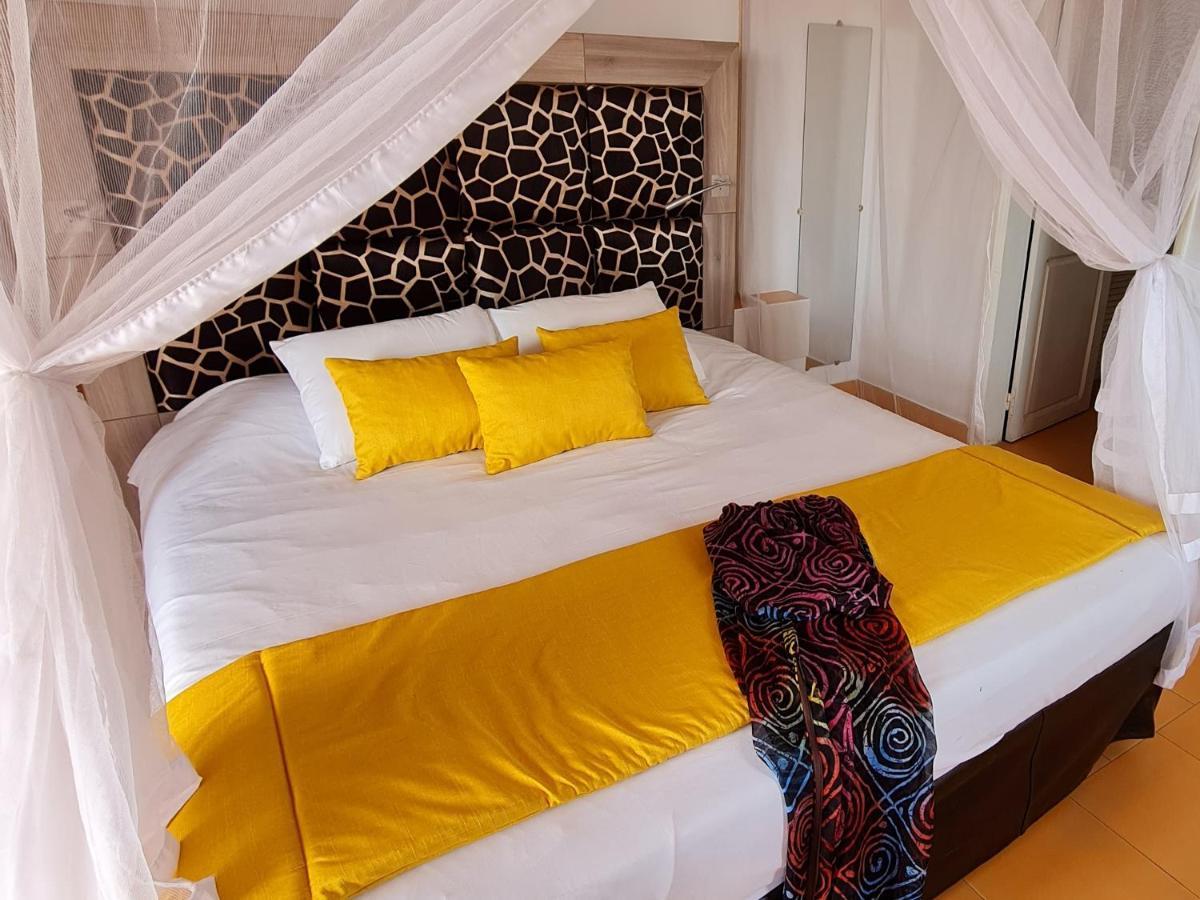 Le Souimanga Bleu Saly Bed & Breakfast Екстериор снимка