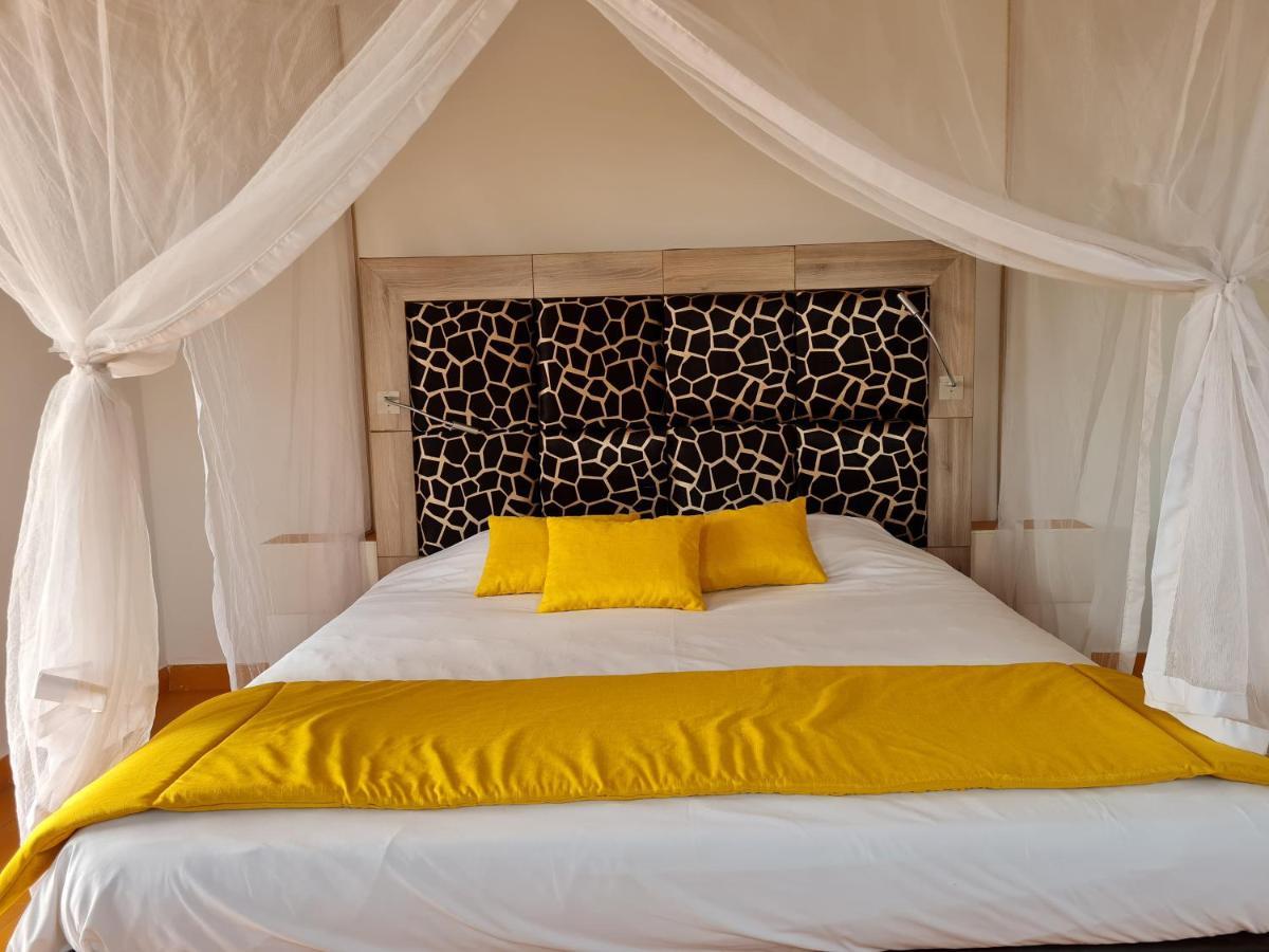 Le Souimanga Bleu Saly Bed & Breakfast Екстериор снимка