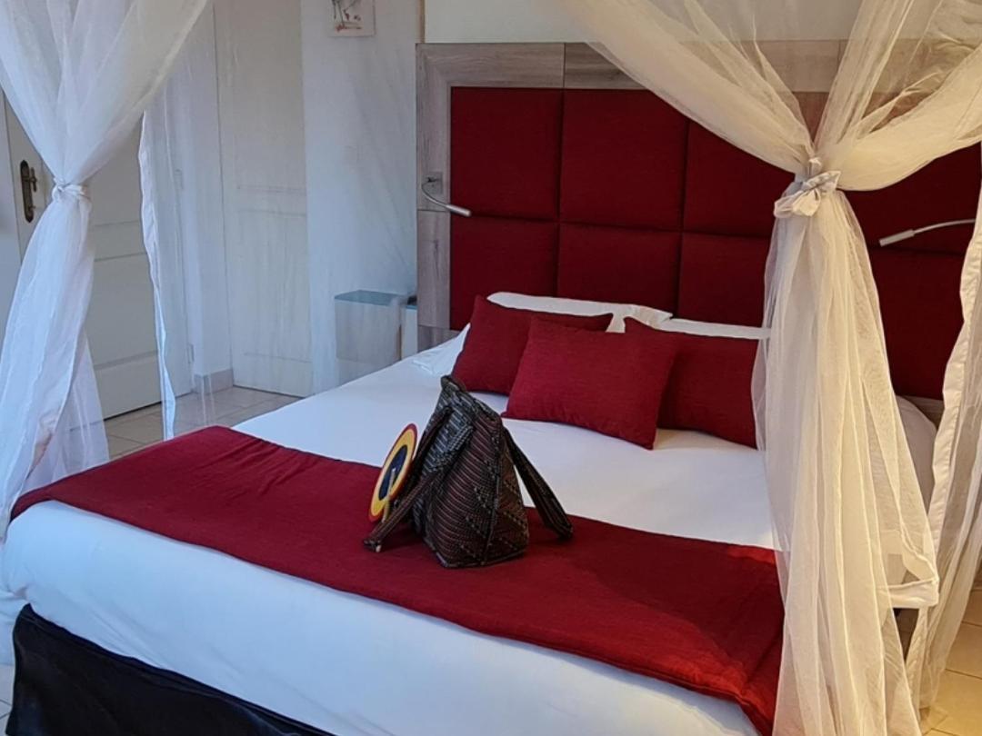 Le Souimanga Bleu Saly Bed & Breakfast Екстериор снимка