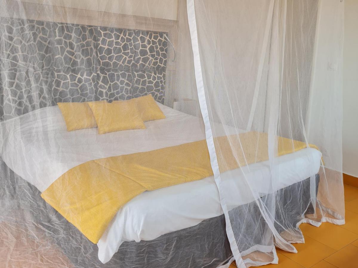 Le Souimanga Bleu Saly Bed & Breakfast Екстериор снимка